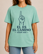 Él Es el Camino camiseta Comfort Colors Island Reef con arte Heritage Navy, vista frontal en modelo