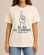 Él Es el Camino camiseta Bella+Canvas Natural con arte Heritage Navy, vista frontal en modelo